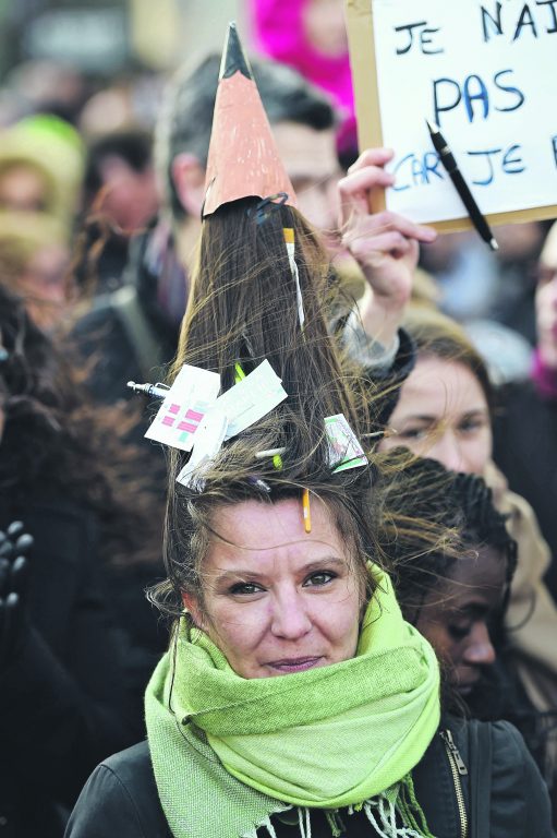 Pliiatsit sümboliseeriva soenguga naisterahvas osa võtmas Charlie Hebdo solidaarsusmarsist Pariisis 11. jaanuaril 2015. 