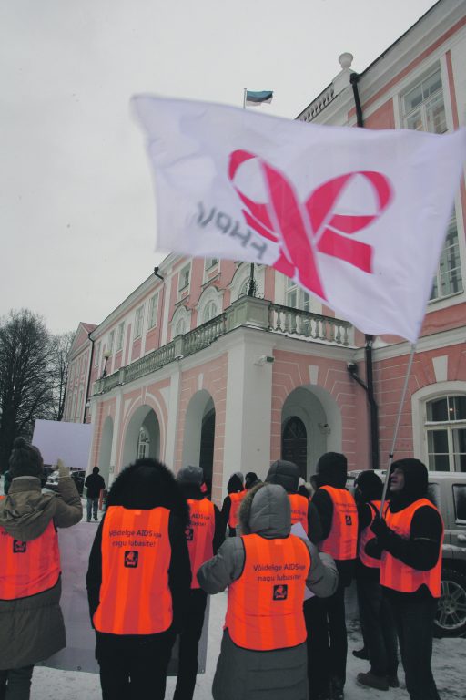 Rahva teadlikkuse kasvust annavad tunnistust ka meeleavaldused AIDSi-haigete
toetuseks. Pildil on AIDSi-haigete toetusmeeleavaldus Toompeal 2012. aastal.
