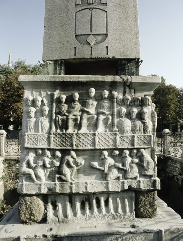 Bütsantsi tavad: imperaator Theodosius I püstitatud obeliski jalamil on kujutatud alamaid
oma valitsejat tervitamas.