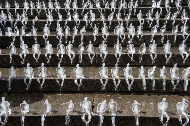 Sõda ja kunst: tänavu 2. augustil avas Brasiilia kunstnik Néle Azevedo Suurbritannias oma teose, mis koosnes viiest tuhandest jääst valmistatud inimfiguurist.
Birminghamis Chamberlain Square’il paiknenud teose iga oli üürike – kujud sulasid peatselt päikesesoojuses. Anonüümsetest,
kiirelt hävivatest inimfiguuridest koosnenud teos oli pühendatud Esimesele maailmasõjale. 