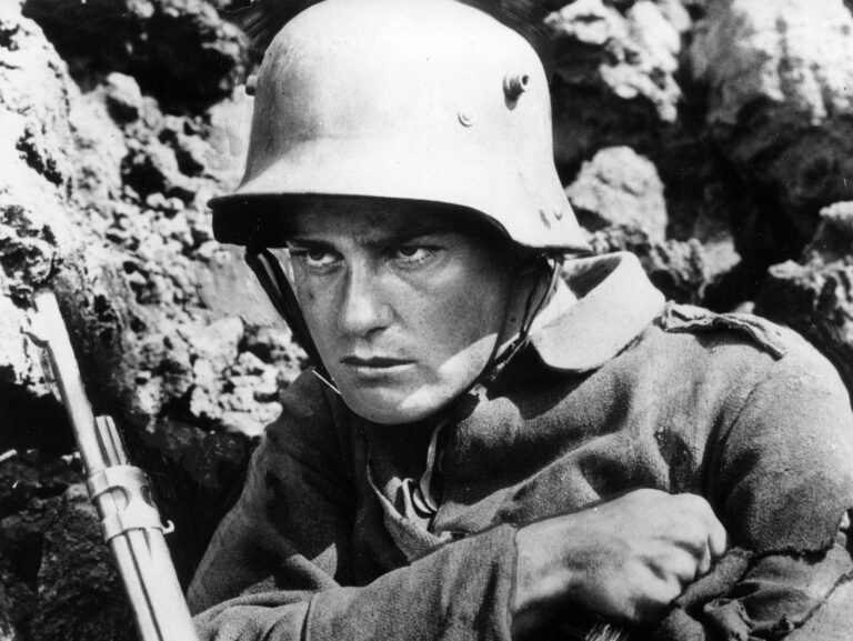 Erich Maria Remarque’i „Läänerindel muutuseta” sai kiiresti ikooniliseks
sõjategelikkust peegeldavaks teoseks. 1930. aastal valminud ekraniseeringus
kehastas raamatu peategelest, Saksa sõdurit Paul Bäumerit näitleja Lew Ayres (pildil).
