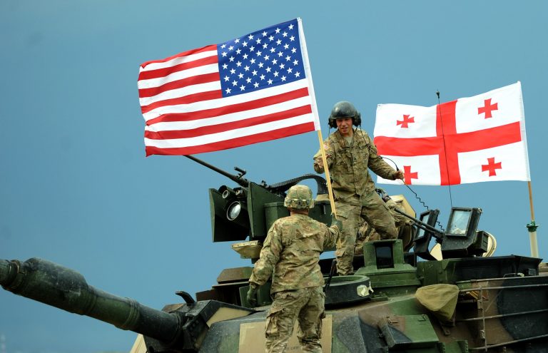 Pärast 2008. aasta sõda on Gruusia sõjalist koostööd lääneriikidega suurendanud. Pildil on Abramsi tankil olevad USA sõjaväelased, kes osalesid ühisõppustel koos brittide ja
grusiinidega 2016. aasta mais.
