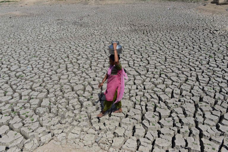 Naine kõndimas mööda Chandola järve põhja Indias. India on silmitsi mitme kümnendi suurima veekriisiga, kus põua tõttu kannatab umbes 330 miljonit inimest. Veepuudus
on maailmas üha aktuaalsem küsimus. 