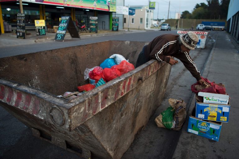 Majandusraskused Argentinas jätkuvad. Pildil korjab mees prügikonteinerist Buenos Airese keskturu lähedalt toitu.