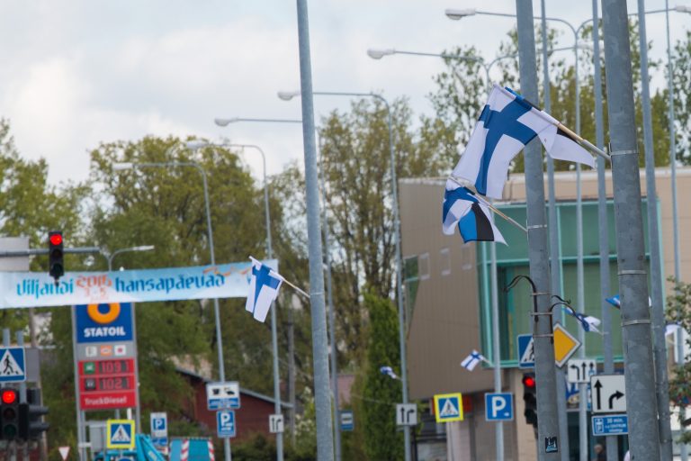 Tallinna tänavat palistavad 60 Eesti ja Soome lippu.