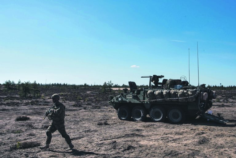 Soome on tugevdanud ka sõjalist koostööd USAga. Pildil on USA sõdur ja Strykeri soomuk ühisõppustel „Arrow 16“ Soomes selle aasta mais.