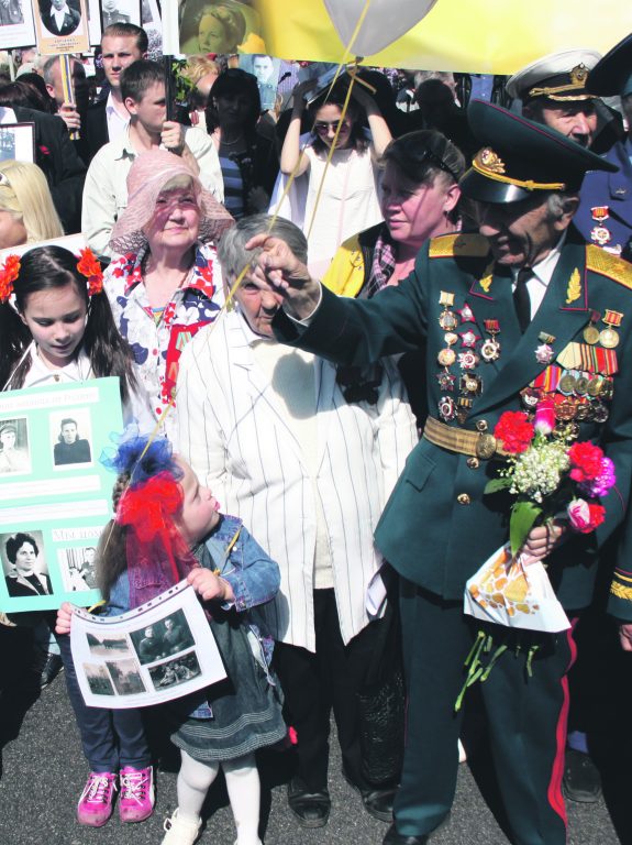 Nn surematu polgu demonstratsioonil Kiievis 9. mail osalesid nii vanad kui ka noored.