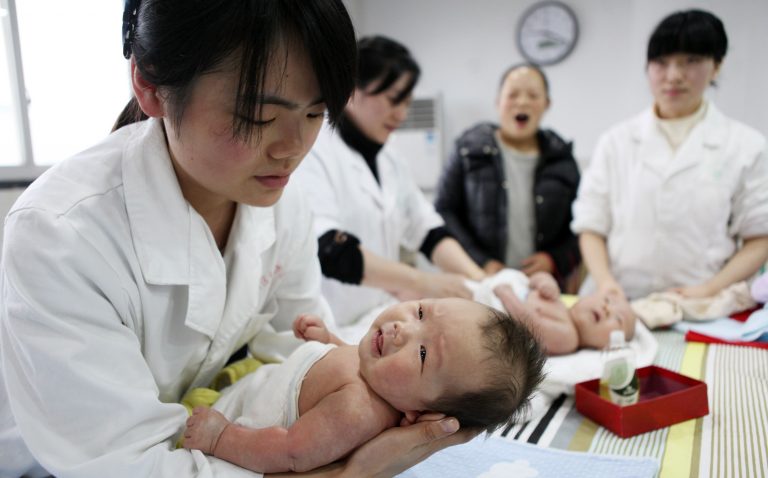 2015. aasta lõpust võetud foto näitab õe käes olevat beebit Yongquanis Edela-Hiinas. 2016. aastal oli Hiinas üks miljon rohkem sünde kui 2015. aastal pärast seda, kui Hiina valitsus oli kuulutanud ühe lapse poliitika lõppenuks 2015. aasta lõpul.
