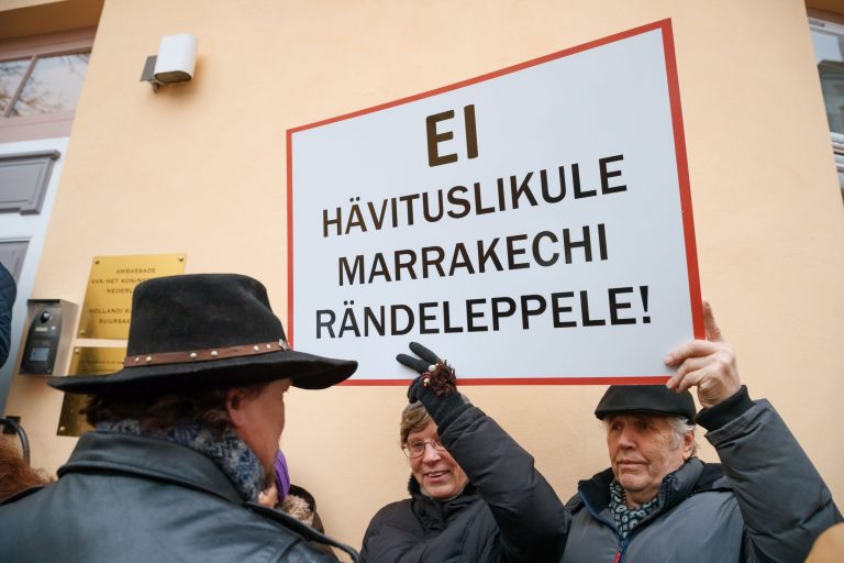 ÜRO ränderaamistik on tekitanud Eestis sellele vastuseisu. 15. novembri pikett Tallinnas Stenbocki maja ees.