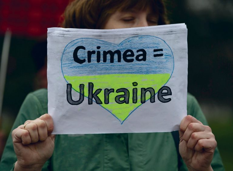 Kõik polnud Krimmi annekteerimisega nõus. Naine Simferopolis 7. märtsil 2014 hoidmas plakatit, mis kuulutab Krimmi kuulumist Ukrainale.