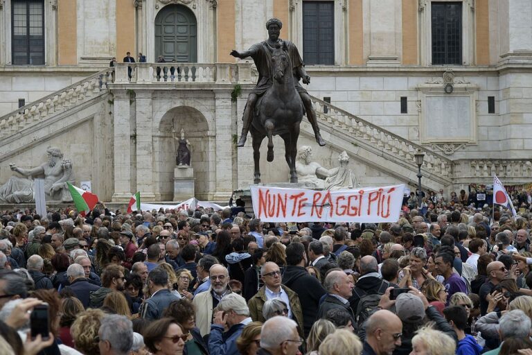 Populistlikku Viie Tähe liikumisesse kuuluva linnapea Virginia Raggi valitsemise vastane meeleavaldus Roomas 2018. aasta sügisel. Mitmel pool Euroopas on viimastel aastatel aset leidnud populistlike ja natsionalistlike parteide esile- ja võimuletõus.