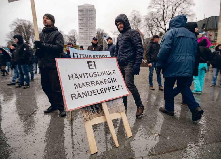 Eestis on ÜRO ränderaamistik leidnud avalikkuses negatiivset vastuvõttu. Pildil meeleavaldus rändeleppe vastu eelmise aasta detsembris Tallinnas.