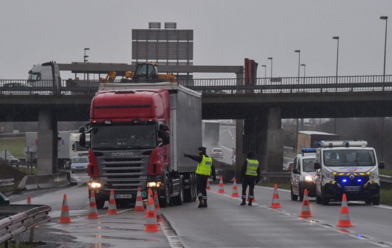 Prantsuse politseinikud suunamas veokit Calais’ asemel Lillesse Dunkirki lähedal, sest liiklus oli häiritud 6. märtsil Prantsuse tolliametnike streigi tõttu, kuna nood kardavad lisatöö pärast, kui Ühendkuningriik peaks lahkuma leppeta EList ja Prantsusmaa põhjapiir oleks ühtlasi ka tollipiir.