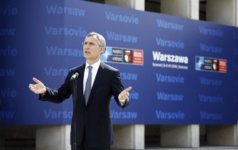 Peasekretär Jens Stoltenberg NATO tippkohtumisel Varssavis juulis 2016. Allianss kinnitas tippkohtumisel, et Venemaa on rikkunud väärtusi, põhimõtteid ja lubadusi, mis olid olnud NATO ja Venemaa suhete aluseks, nagu seda väljendas näiteks NATO-Venemaa alusakt, ning otsustas, et Balti riikides ja Poolas on vajalik pataljonisuurune suurendatud kohalolek.