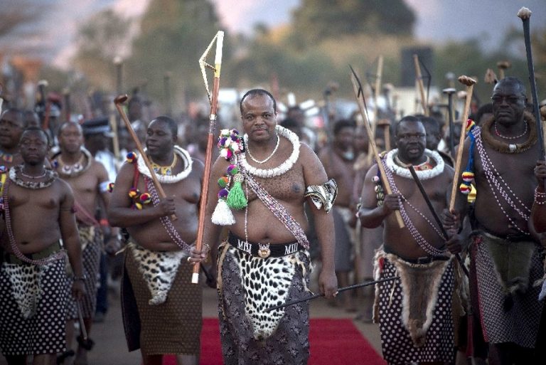 Kuningas Mswati III valitseb eSwatinis vastavalt sünniõigusele alates 1986. aastast.