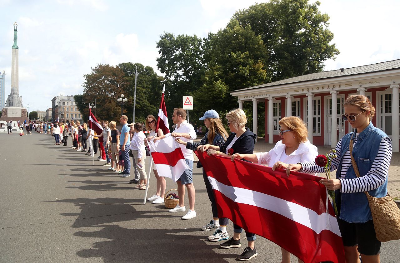 Mullu 23. augustil, Balti keti 30. aastapäeval korraldati solidaarsuskett Valgevene meeleavalduste toetuseks 32 riigis. Pildil üritus Riias.