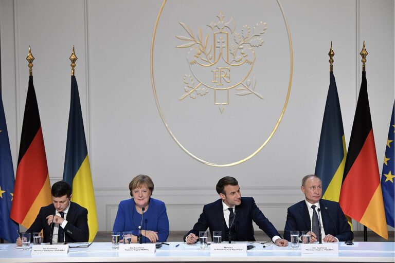 Normandia neliku kohtumine Pariisis 2019. aastal. Venemaa on loonud süsteemi, mis võimaldab tal jäljendada õiguspäraseid ja rahvusvaheliselt tunnustatud konflikti lahendamise mehhanisme ja vähendada konfliktides osalemise kulusid, samal ajal kontrollides läbirääkimiste kulgu ja päevakorda. Vasakult paremale: Ukraina president Volodõmõr Zelenskõi, Saksamaa liidukantsler Angela Merkel, Prantsusmaa president Emmanuel Macron ja Venemaa president Vladimir Putin.