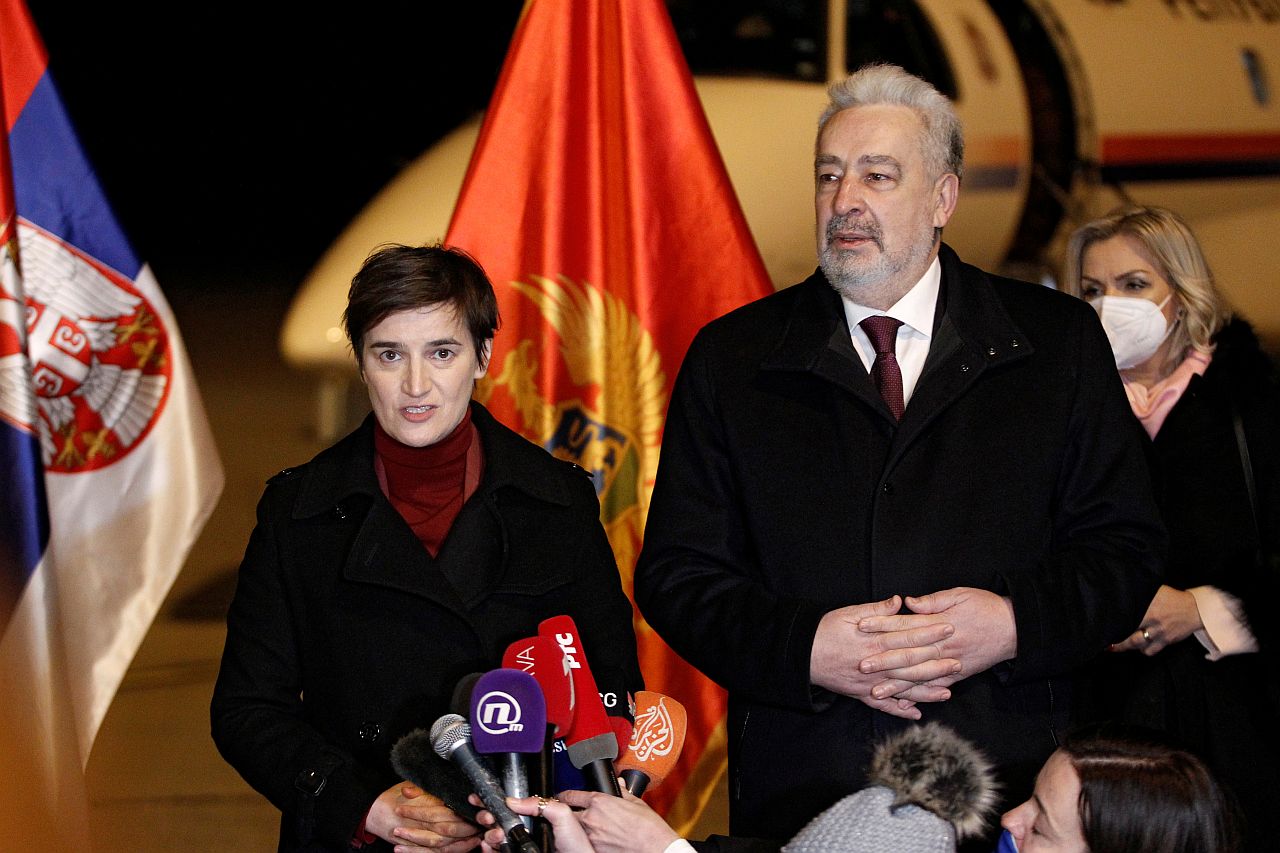 Montenegro peaminister Zdravko Krivokapić ja ta Serbia kolleeg Ana Brnabić võtsid veebruaris üheskoos Podgorica lennuväljal vastu Venemaa annetatud Sputnik V vaktsiinilasti.