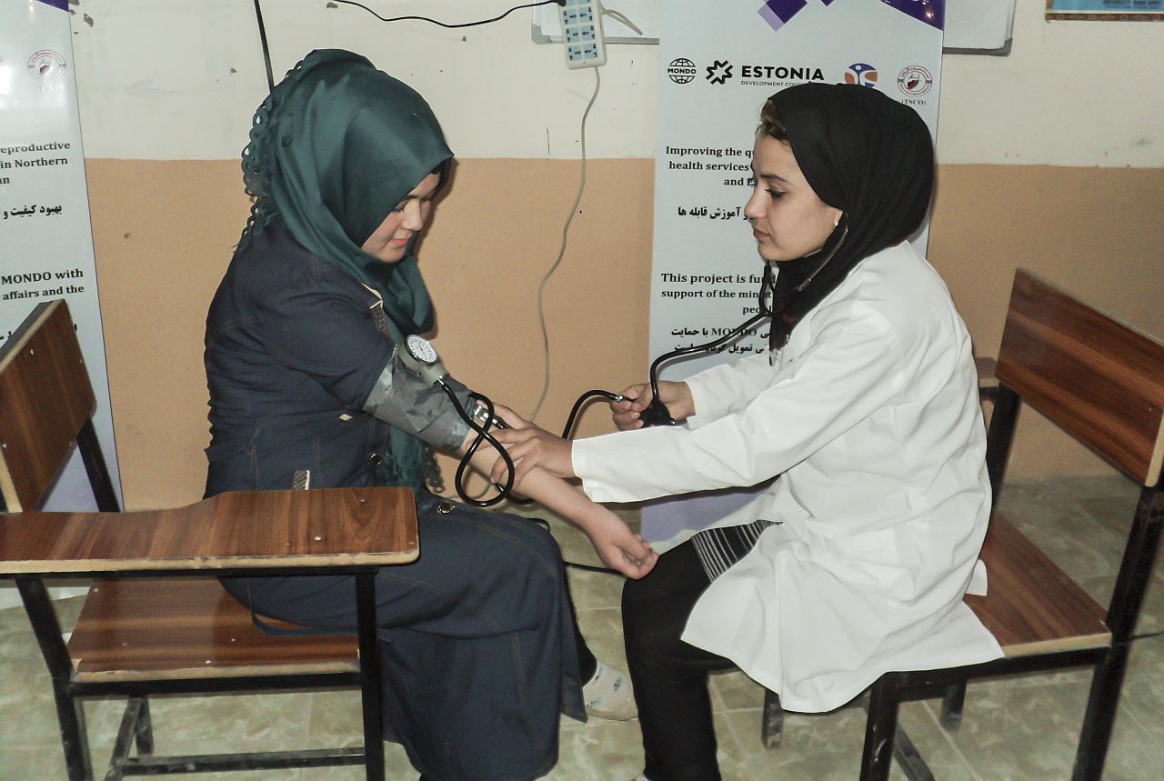 Ämmaemanduskursus Afganistanis 2017. aastal. Pr Feroza (paremal) juhendab teisi õppijaid kasutama Tallinna tervishoiukõrgkooli ämmaemanduse õppetooli lektoritelt saadud teadmisi.