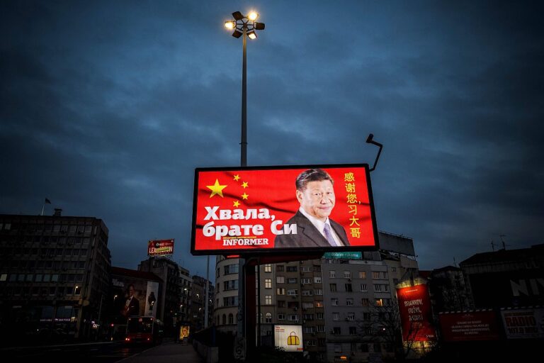 Hiina president Xi Xinping vaatab vastu hiiglaslikult reklaamtahvlilt kirjaga „Aitäh, vend Xi“ Belgradi väljakul. Reklaami rahastas valitsusmeelne Serbia tabloidväljaanne. 