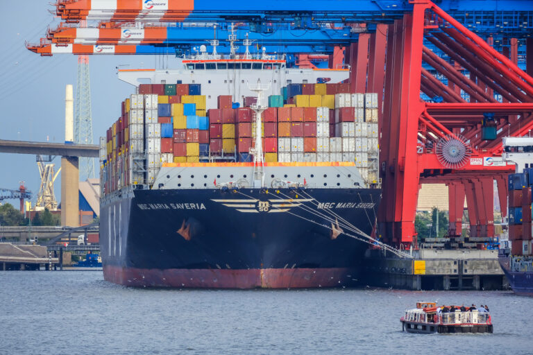 Konteinerlaev Hamburgi sadamas, kus Hiina ettevõte omandas hiljuti osaluse ja mida on seetõttu nimetatud Hiina aknaks Euroopasse. 