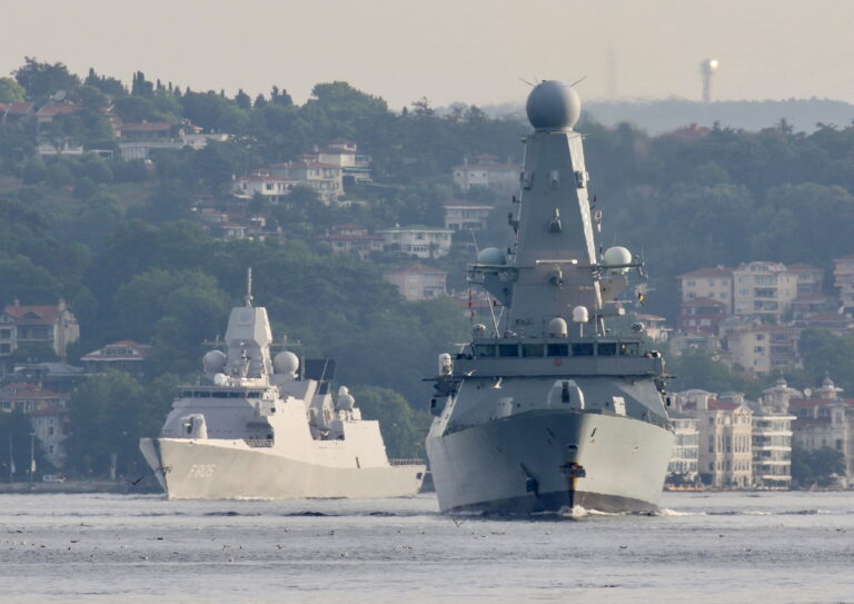 Briti hävitaja HMS Defender (esiplaanil) ja Hollandi fregatt Evertsen tänavu juulis läbimas Bosporuse väina. Mõlemat laeva kimbutas Venemaa juunis Krimmi lähedal. 