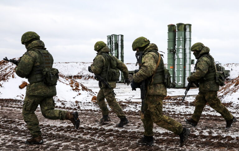 Praegune NATO strateegiline kontseptsioon võeti vastu enam kui kümme aastat tagasi, ent nüüdseks on ohupilt muutunud. Pildil Vene sõdurid ja õhutõrjesüsteem S-400 Triumf annekteeritud Krimmis, mis toona oli veel Ukraina kontrolli all.