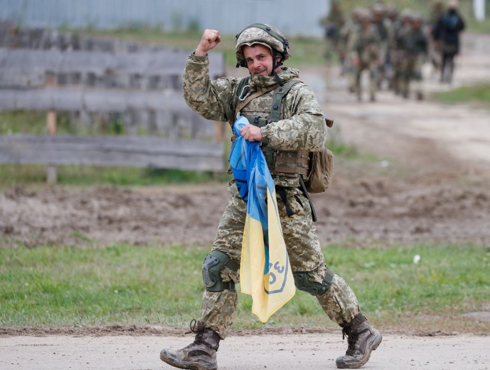 Ukraina sõjaväelane žestikuleerib riigilipuga 2021. aasta septembris Lvivi oblastis Ukraina rahvusvahelises rahuvalvekeskuses õppusel "RAPID TRIDENT-2021". Ukraina korraldas õppused koos USA vägede ja NATO liitlastega. James Sherr väidab, et ei ole liiga hilja väljendada Venemaale otsusekindlust, et lääne põhiline eesmärk ei ole vältida sõda, vaid säilitada oma julgeolek, ning lääne vastus agressioonile saab olema ebaproportsionaalne, võrreldes kasuga, mida Venemaa loodab saavutada.