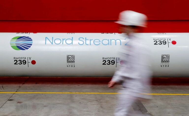 Nord Stream 2 gaasitoru Tšeljabinski tehases. Kui Diplomaatia trükkimineku ajal oli gaasitoru saatus veel lahtine, siis ilmumise ajaks oli liidukantsler Olaf Scholz kinnitanud, et Saksamaa peatab projekti.