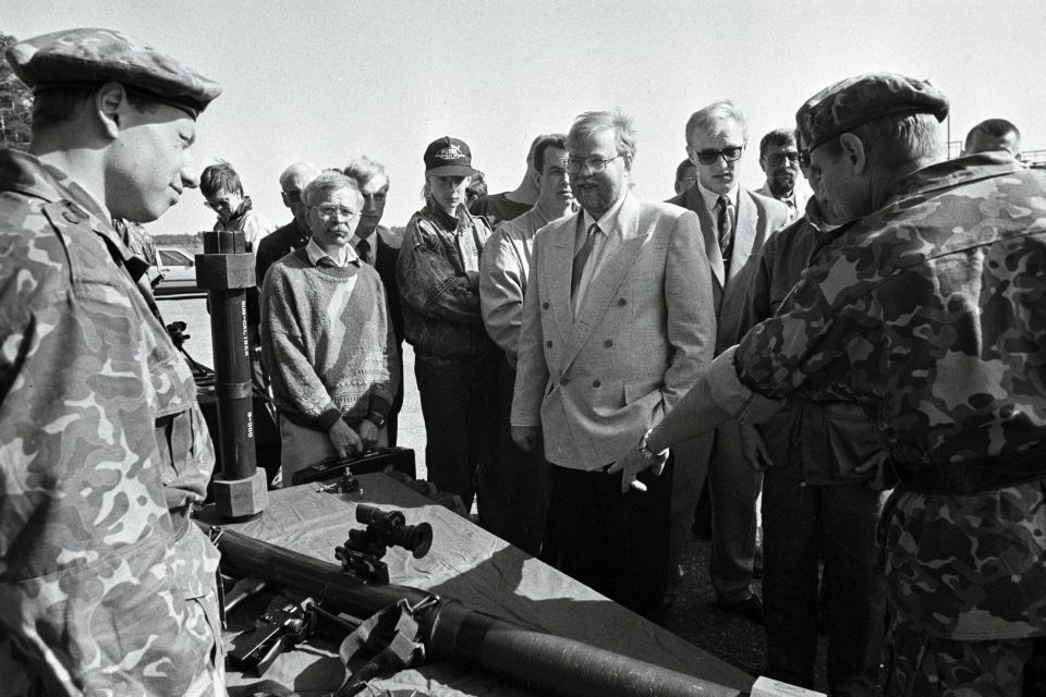 Peaminister Mart Laar tutvub 1993. aasta mais Aegviidu polügoonil Iisraelist ostetud relvadega. Seletusi jagab toonane kaitsejõudude peastaabi ülem Ants Laaneots (paremalt esimene). 
