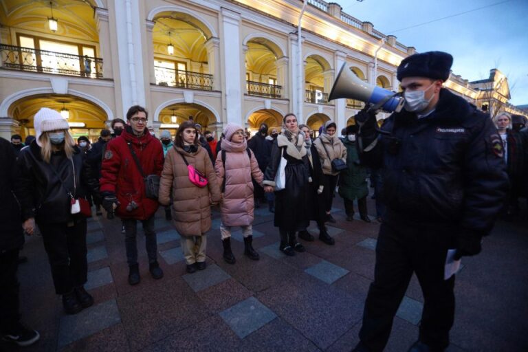 Inimesed kogunesid 24. veebruaril Peterburis, et avaldada protesti Vene vägede Ukrainasse tungimise vastu. 