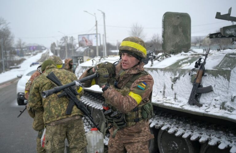 Ukraina sõdurid Harkivi lähistel valmistumas linna kaitsma Vene vägede eest 25. veebruaril.