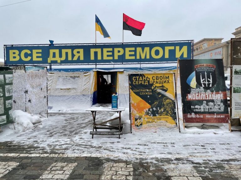 Vabatahtlike telgis Harkivi Vabaduse väljakul kogutakse muu hulgas annetusi sõjaväelastele ja sisepõgenikele. „Kõik võiduks“ kuulutab plakat telgi ees.