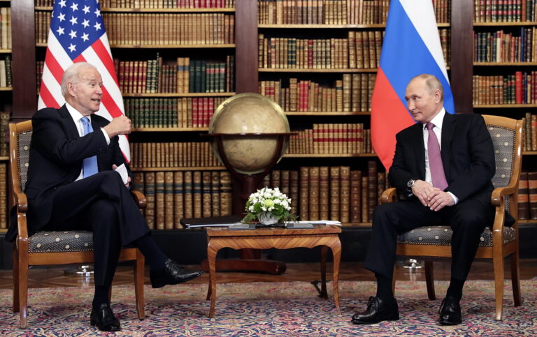 Joe Biden ja Vladimir Putin 2021. aasta juunis Genfis. Peatselt pärast kohtumist andis Venemaa president korralduse alustada ettevalmistusi võimalikuks suureks sissetungiks Ukrainasse. Foto: EPA/Scanpix
