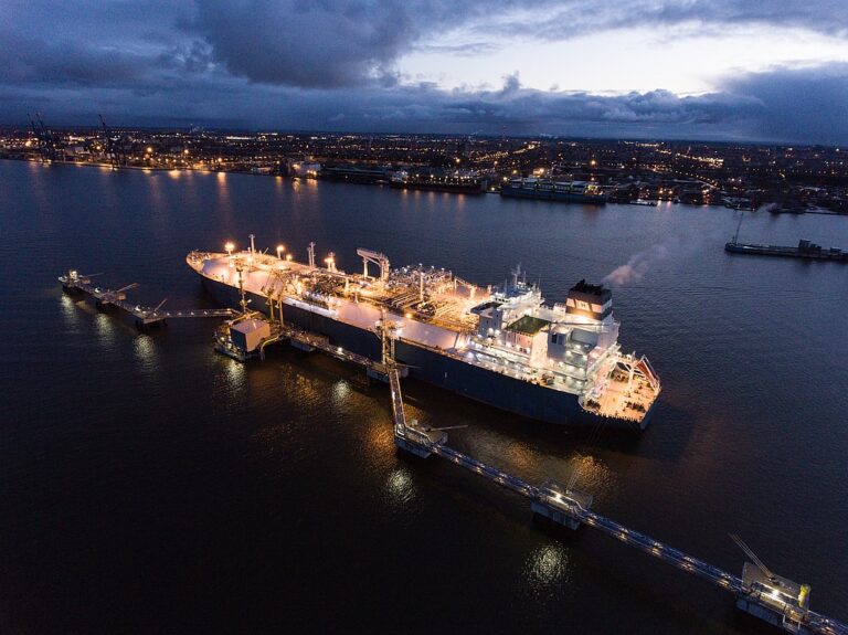Veeldatud maagaasi hoidla-laev FSRU Independence Klaipėda sadamas. Foto: AB Klaipėdos Nafta / CC BY-SA 4.0 / Wikimedia Commons