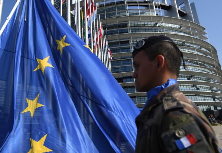Prantsuse sõdur heiskamas ELi lippu Euroopa Parlamendi hoonele Strasbourgis. 