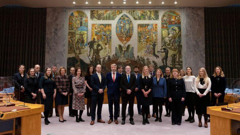 Üks argument ÜRO julgeolekunõukogusse minekul oli Eesti diplomaatide kogemustepagasi täiendamine. Pildil on Eesti diplomaadid ÜRO julgeolekunõukogu saalis. Foto: Välisministeerium
