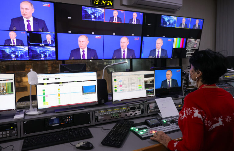 Televisiooni vahendusel jõuab Venemaa propaganda ka välismaal elavate venelasteni. Fotol salvestatakse Vladimir Putini mullust aastalõpu pressikonverentsi. Foto: TASS/Scanpix