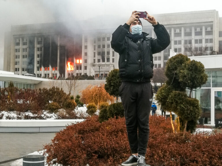 Verise jaanuari rahutuste käigus süüdatud linnavalitsuse hoone Almatõs. Foto: TASS/Scanpix
