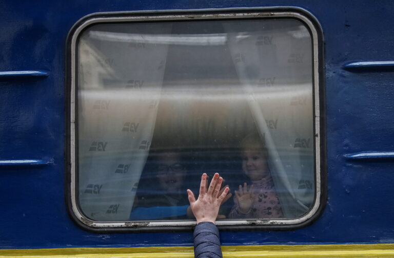 Sõja tõttu Kiievist Lvivi põgenevad lapsed jätavad 3. märtsil hüvasti isaga. Foto: Reuters/Scanpix 