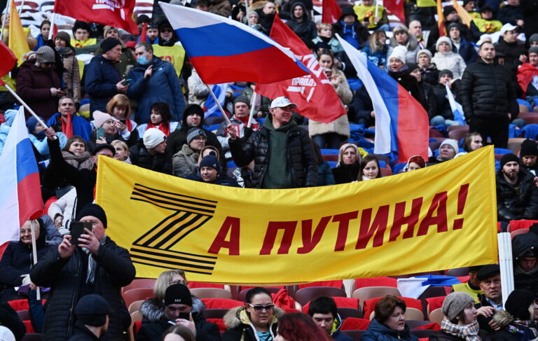 „Putini eest“ kuulutab plakat Krimmi annekteerimise kaheksandal aastapäeval 18. märtsil Moskvas Lužniki staadionil korraldatud propagandaüritusel. Foto: EPA/Scanpix
