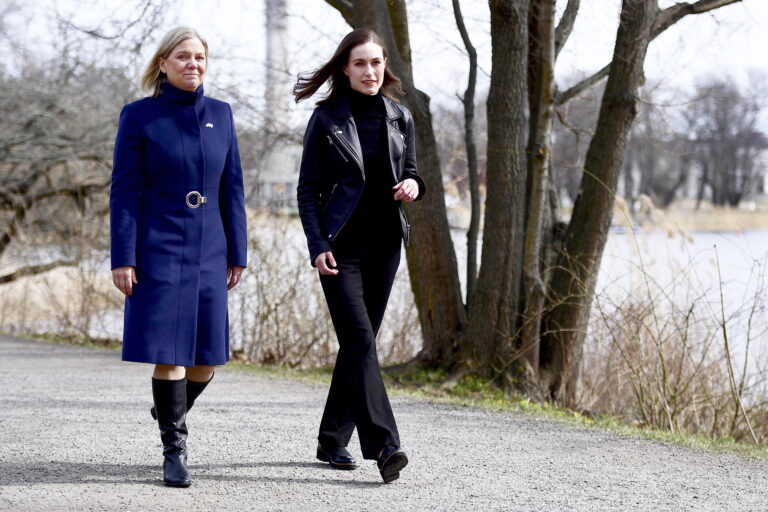 Rootsi peaminister Magdalena Andersson (vasakul) ja Soome valitsusjuht Sanna Marin arutasid ühist teed NATOsse aprillis Stockholmis. Foto: EPA/Scanpix
