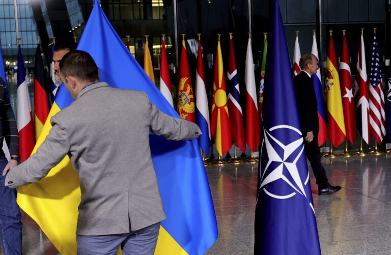 NATO töötajad valmistusid tänavu aprillis NATO peakorteris Ukraina välisministri Dmõtro Kuleba visiidiks. Foto: AP/Scanpix