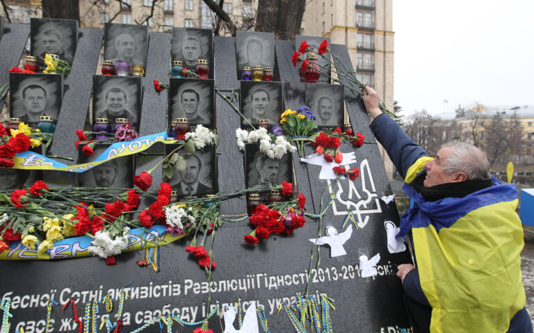 Mees mälestab Kiievis Euromaidani meeleavalduse ohvreid. Foto: Zuma Press / Scanpix
