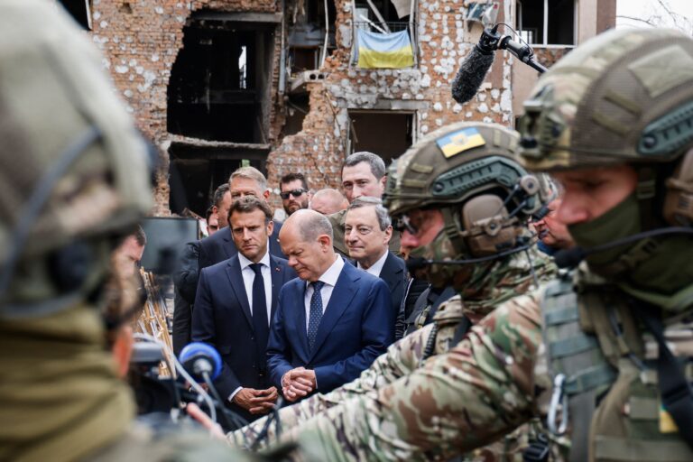 Prantsusmaa president Emmanuel Macron, Saksamaa liidukantsler Olaf Scholz ja Itaalia peaminister Mario Draghi juunis visiidil Ukrainas Vene vägede purustatud Irpinis. Foto:  AP/Scanpix