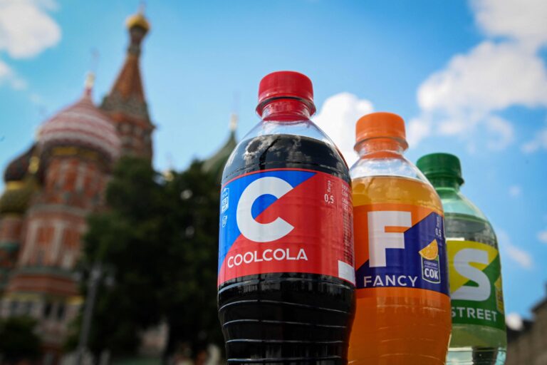 Vene turult lahkunud Coca-Cola toodete asemel müüakse Venemaal sarnase kujundusega pudelites CoolColat, Fancyt ja Streeti. Foto: AFP/Scanpix
