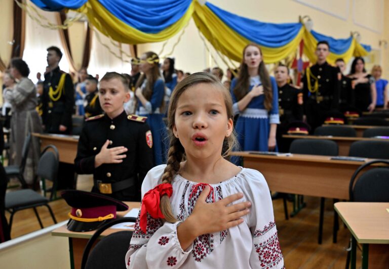 Kiievis asuva Vladimir Püha sõjaväekooli õpilased laulmas Ukraina hümni. Foto: AFP/Scanpix
