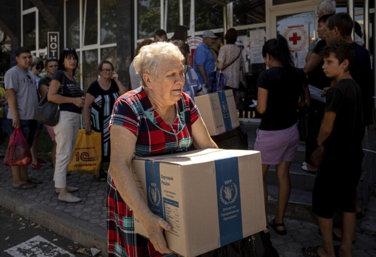 Humanitaarabi jagamine sõjapõgenikele augustis Mõkolajivis. Foto: AP/Scanpix
