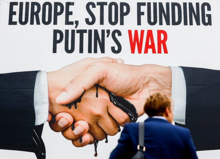 Euroopa riikidelt Vladimir Putini sõja rahastamise lõpetamist nõudev plakat Brüsselis. 