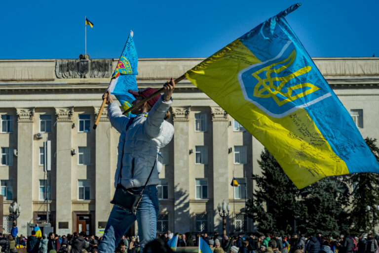 Ukraina lipuga naine tähistas tänavu 14. novembril Hersoni keskväljakul linna tagasivallutamist Vene okupatsioonivägedelt.